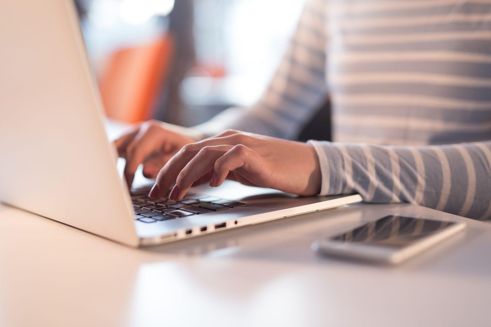 Cairns Coworking Spaces Adopt Smart Desks, AI Tools for Modern Workers